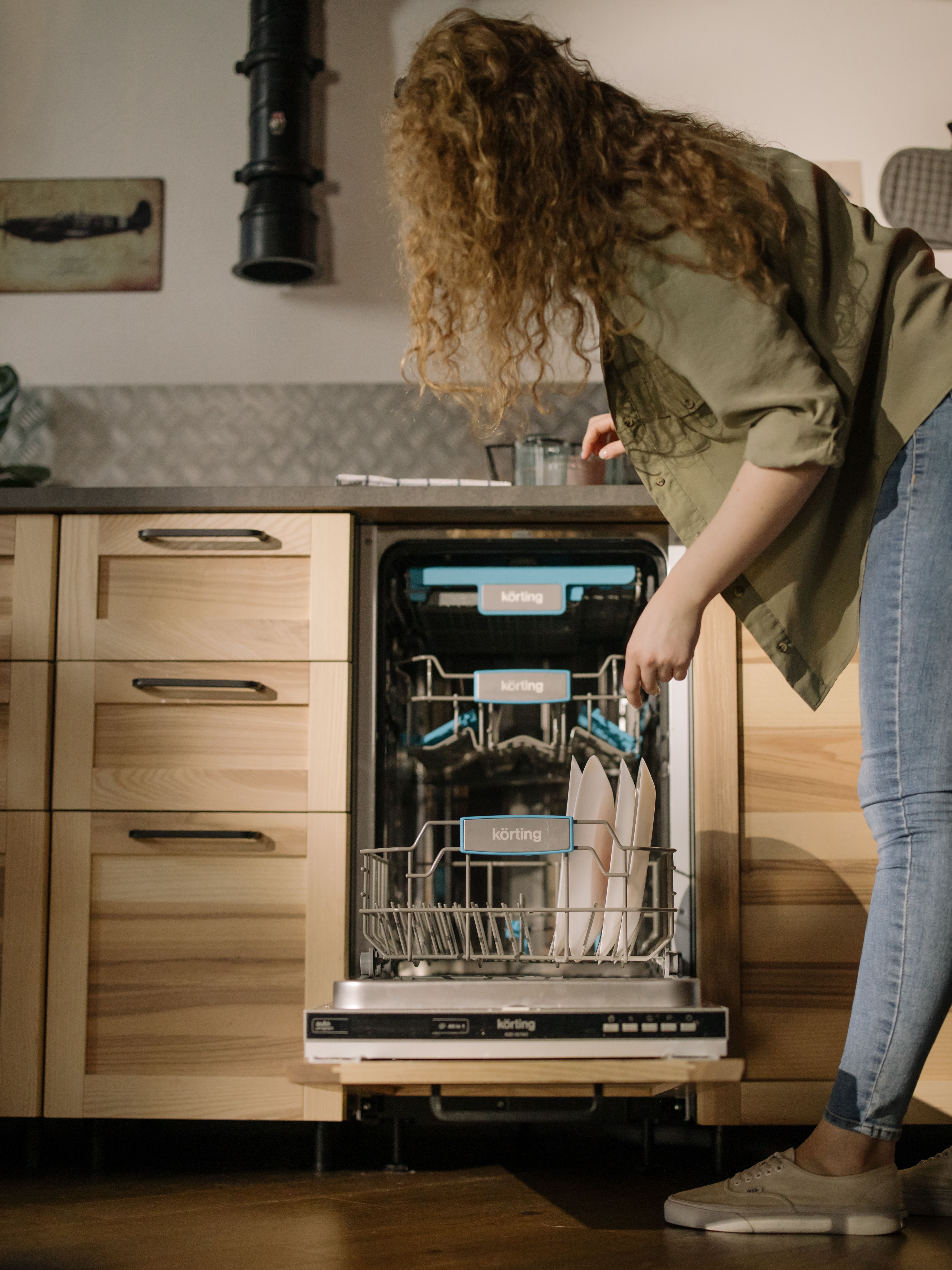 Woman loading the dishwasher | Source: pexels