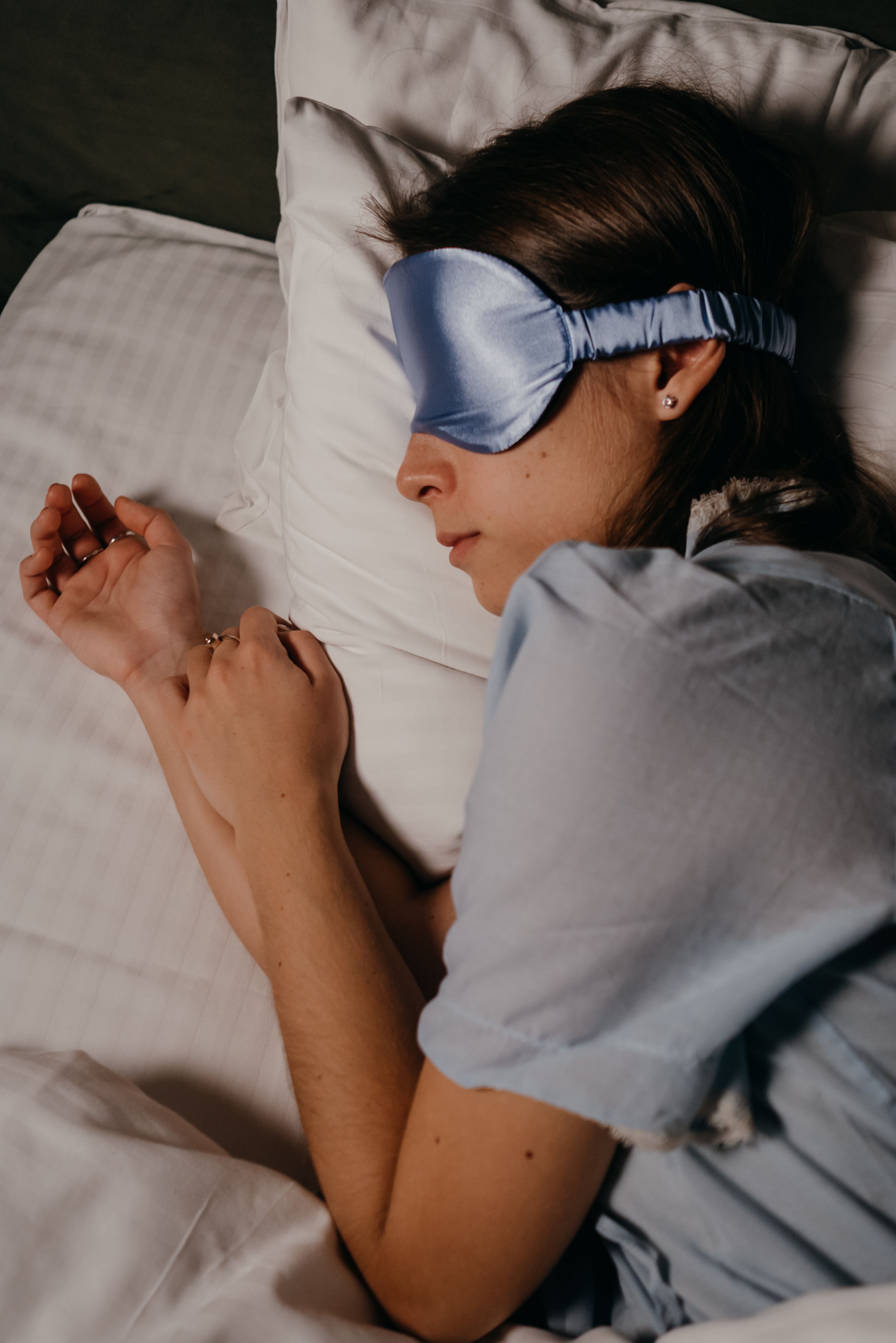 A woman sleeping with blinders | Source: Pexels