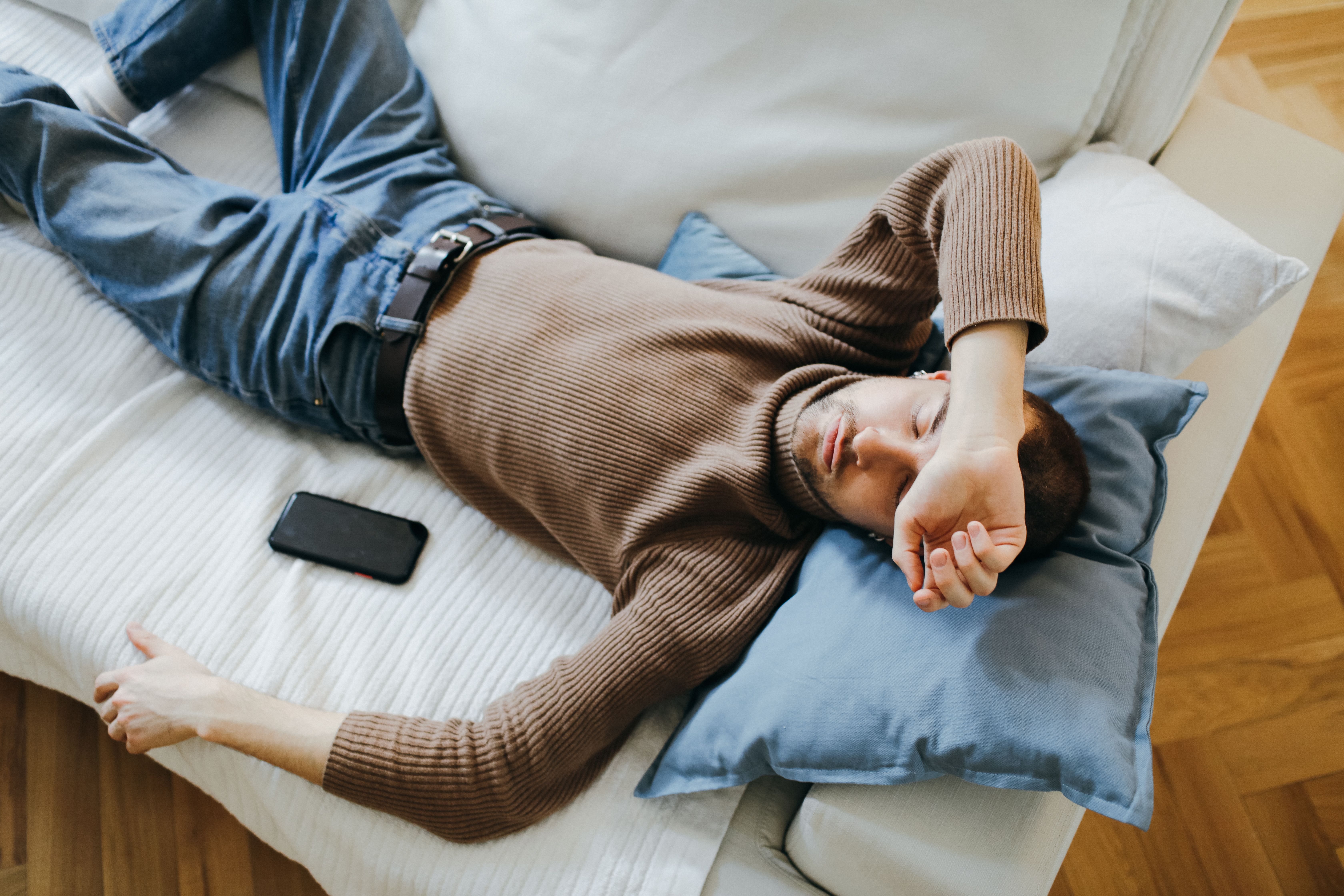 A man sleeping on a couch | Source: Pexels