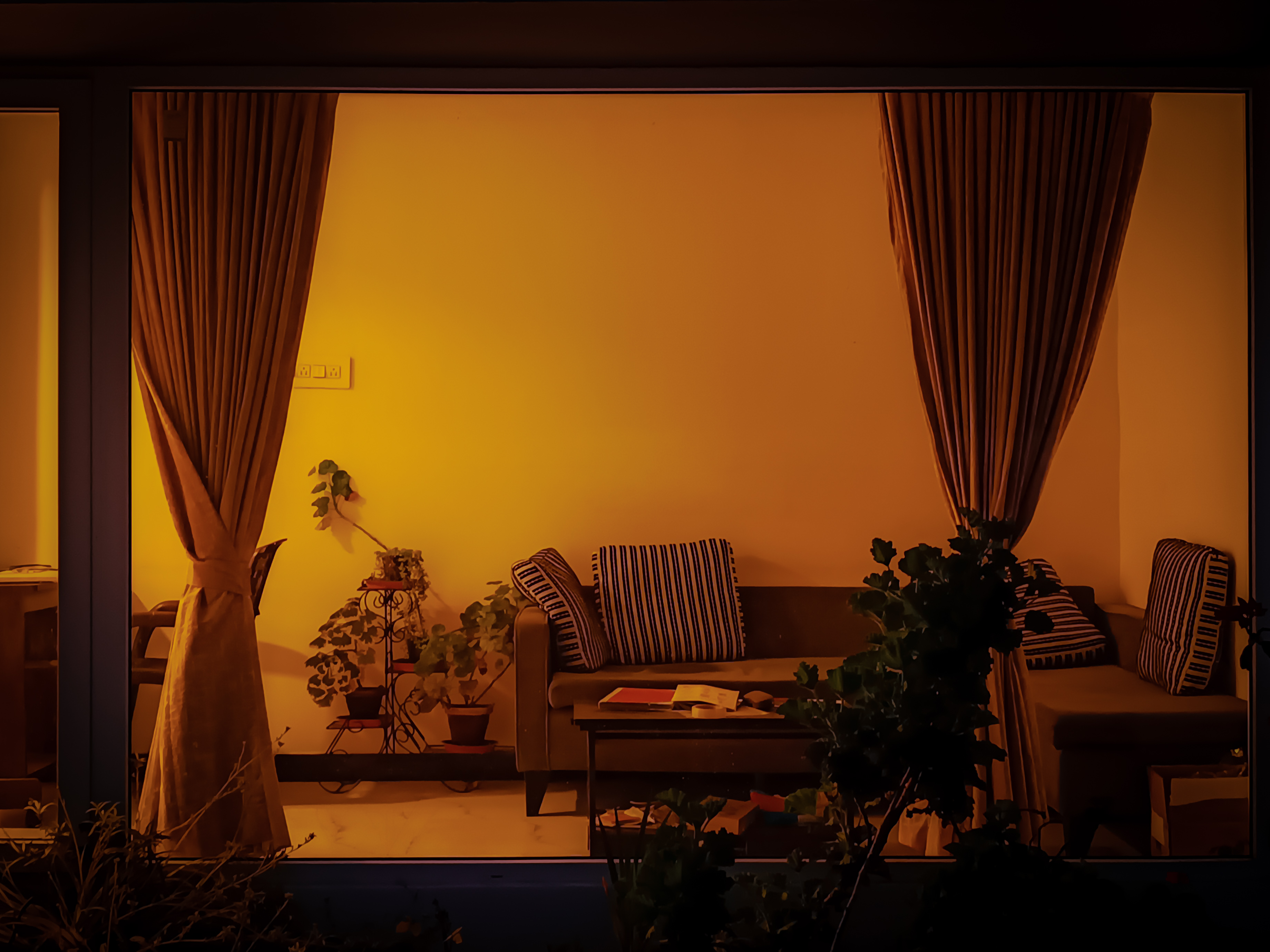 A living room with warm light | Source: Getty Images