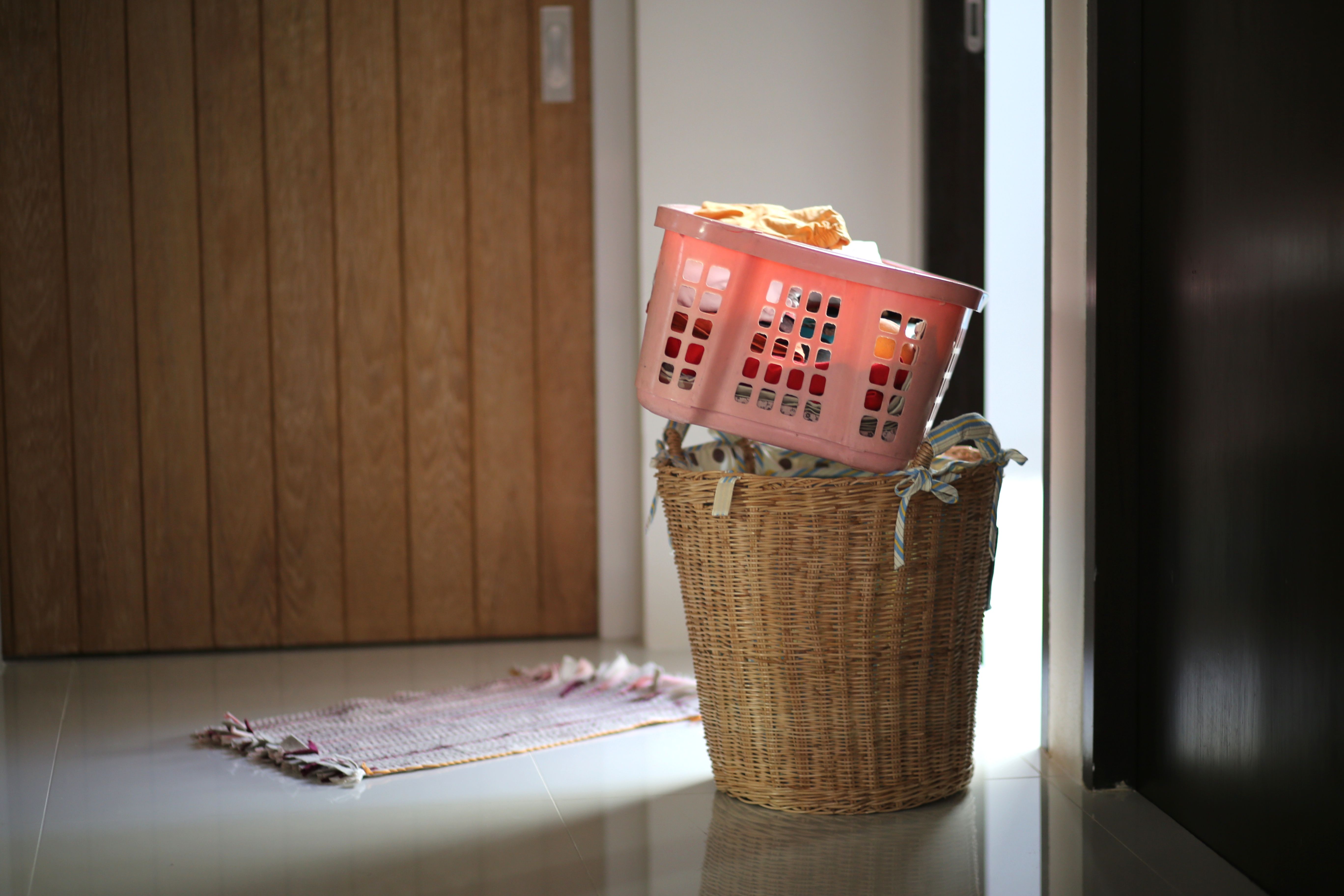 A basket of clutter by the door | Source: Pexels