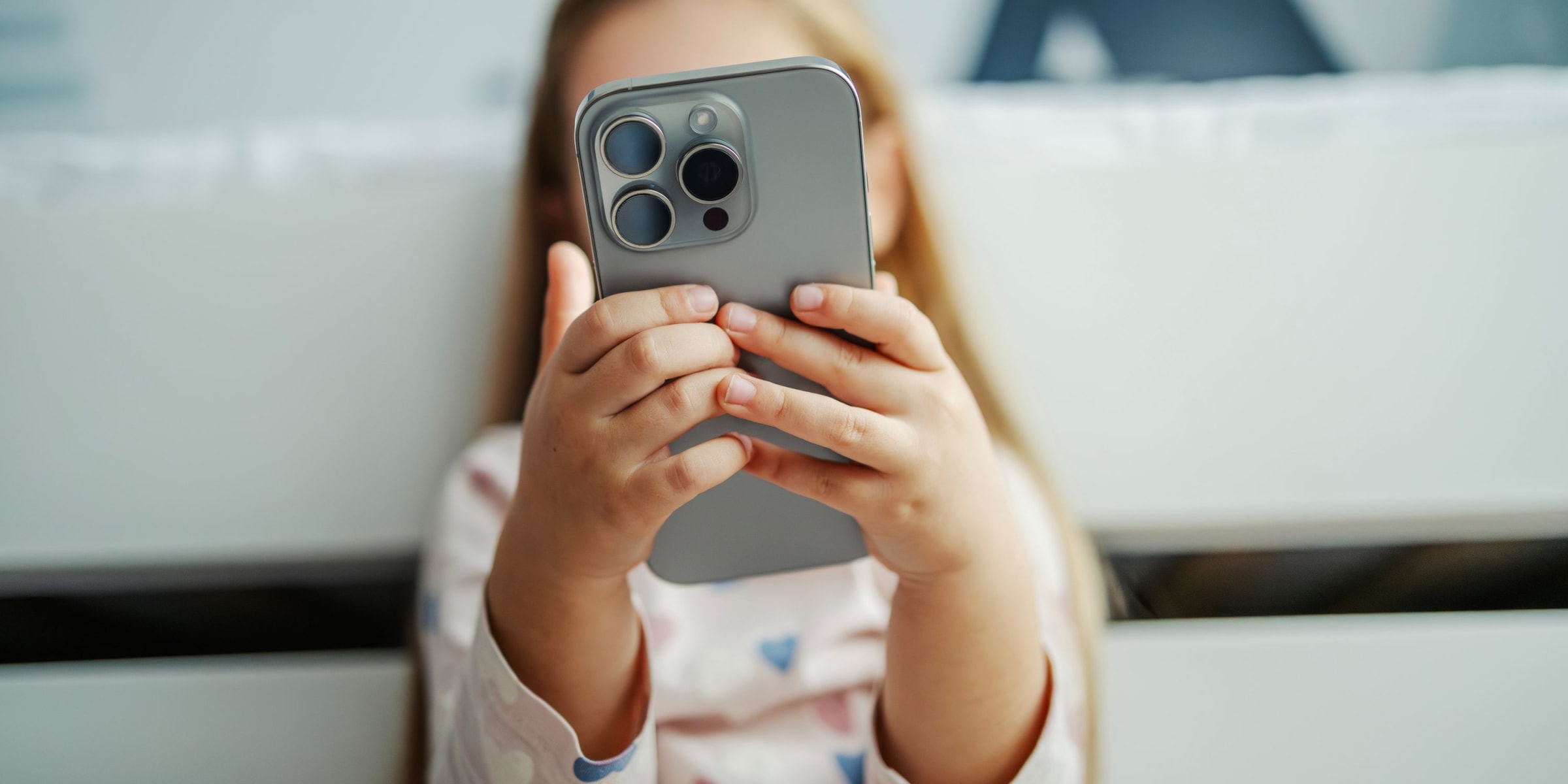 A little girl with a phone in her hands | Source: Getty Images