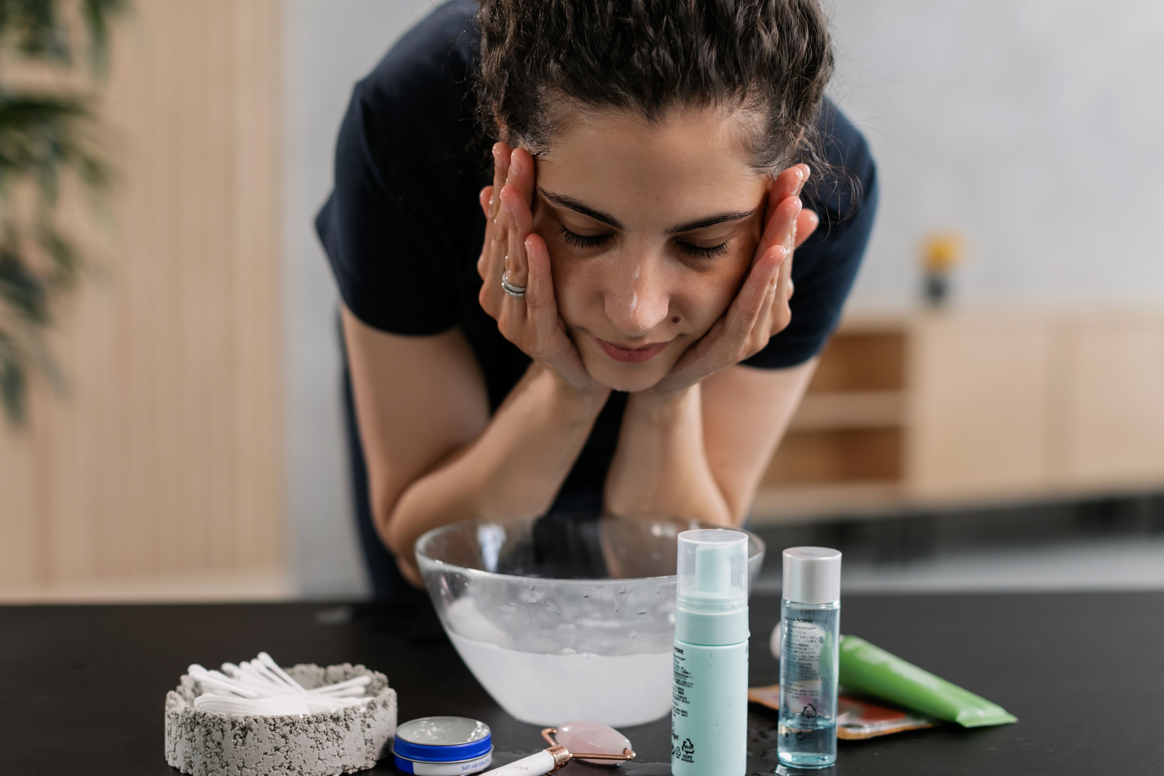 Woman cleansing her face | Source: Pexels
