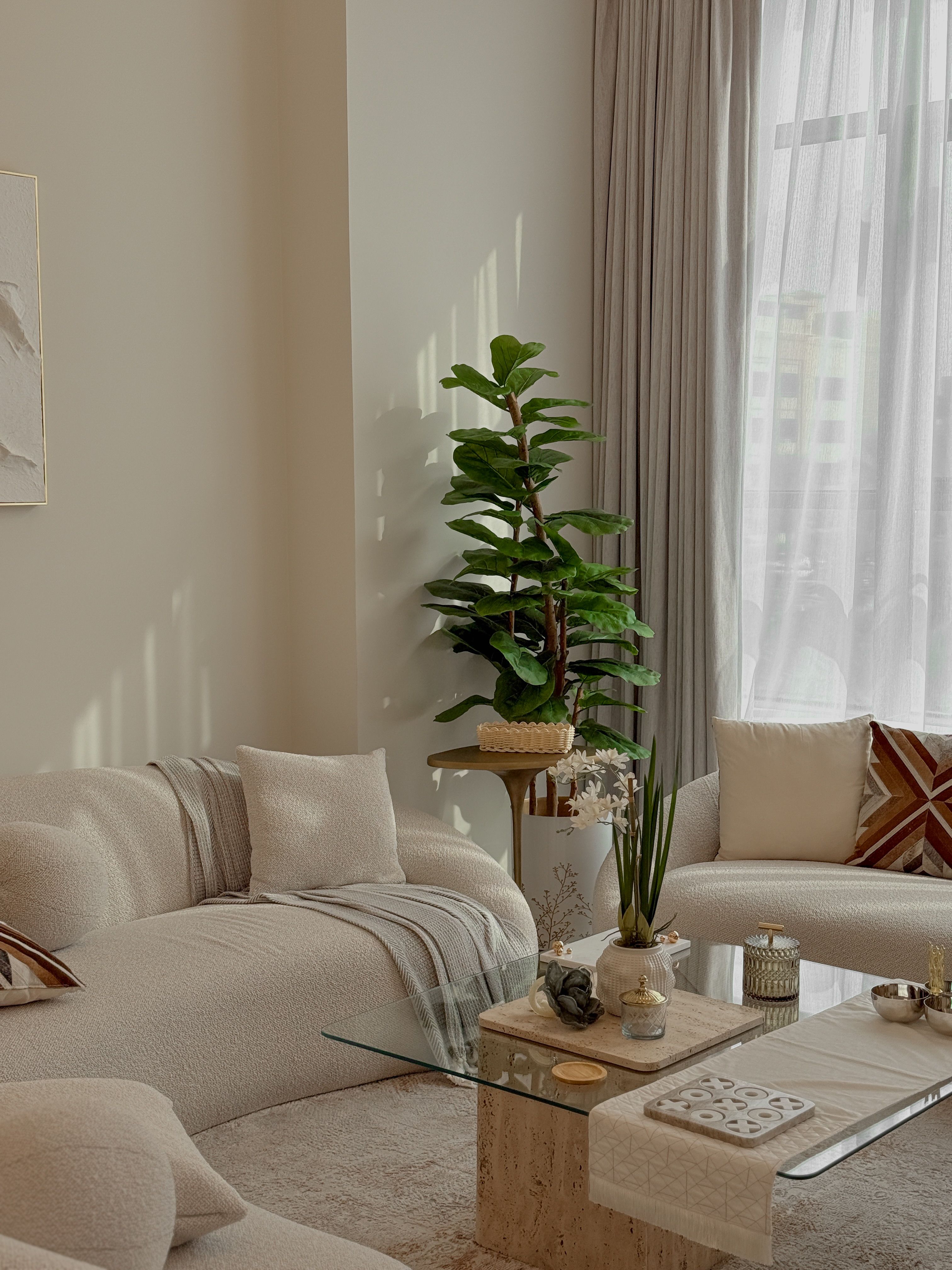 A living room with a warm, neutral paint color | Source: Pexels