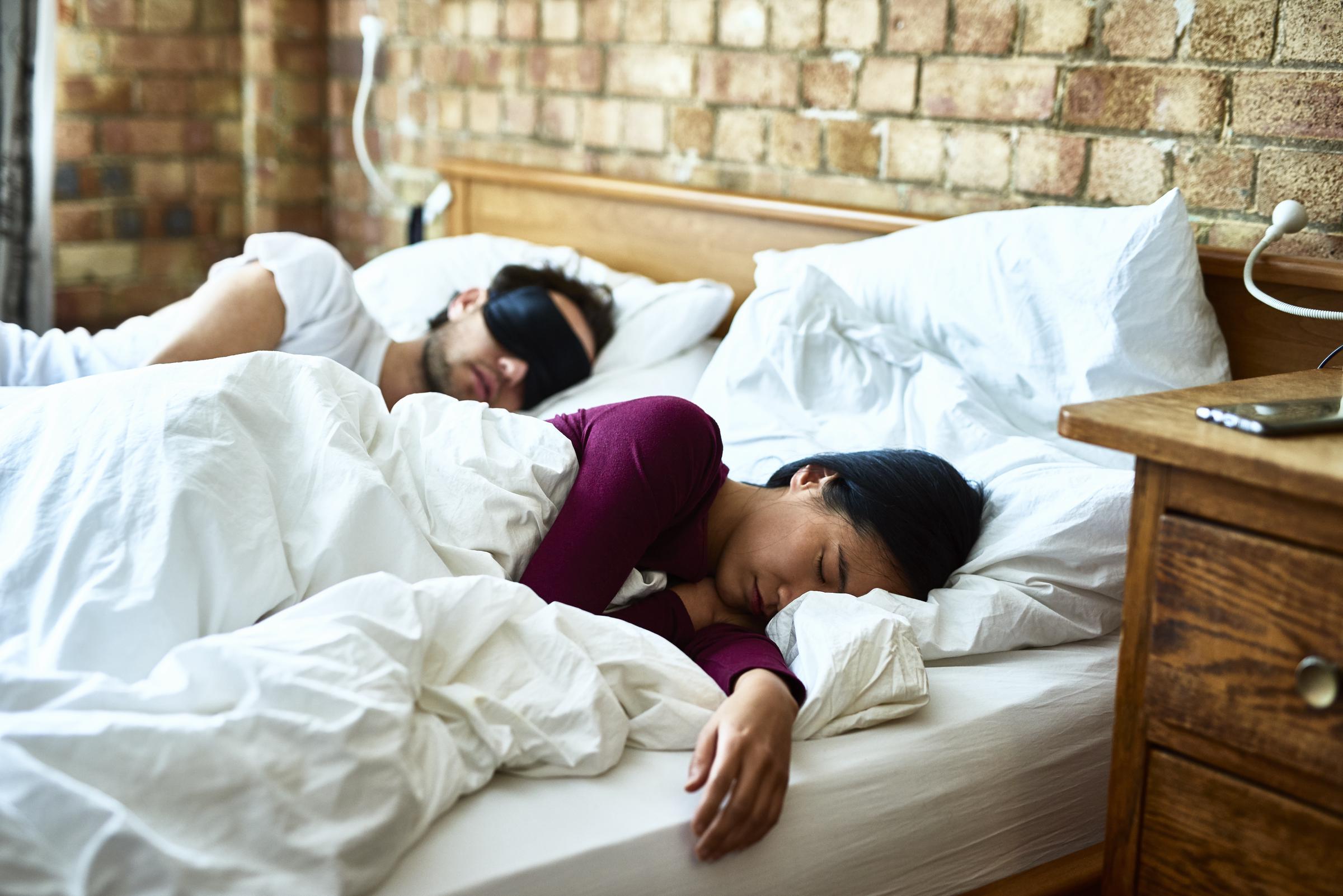A man and a woman asleep during daylight | Source: Getty Images