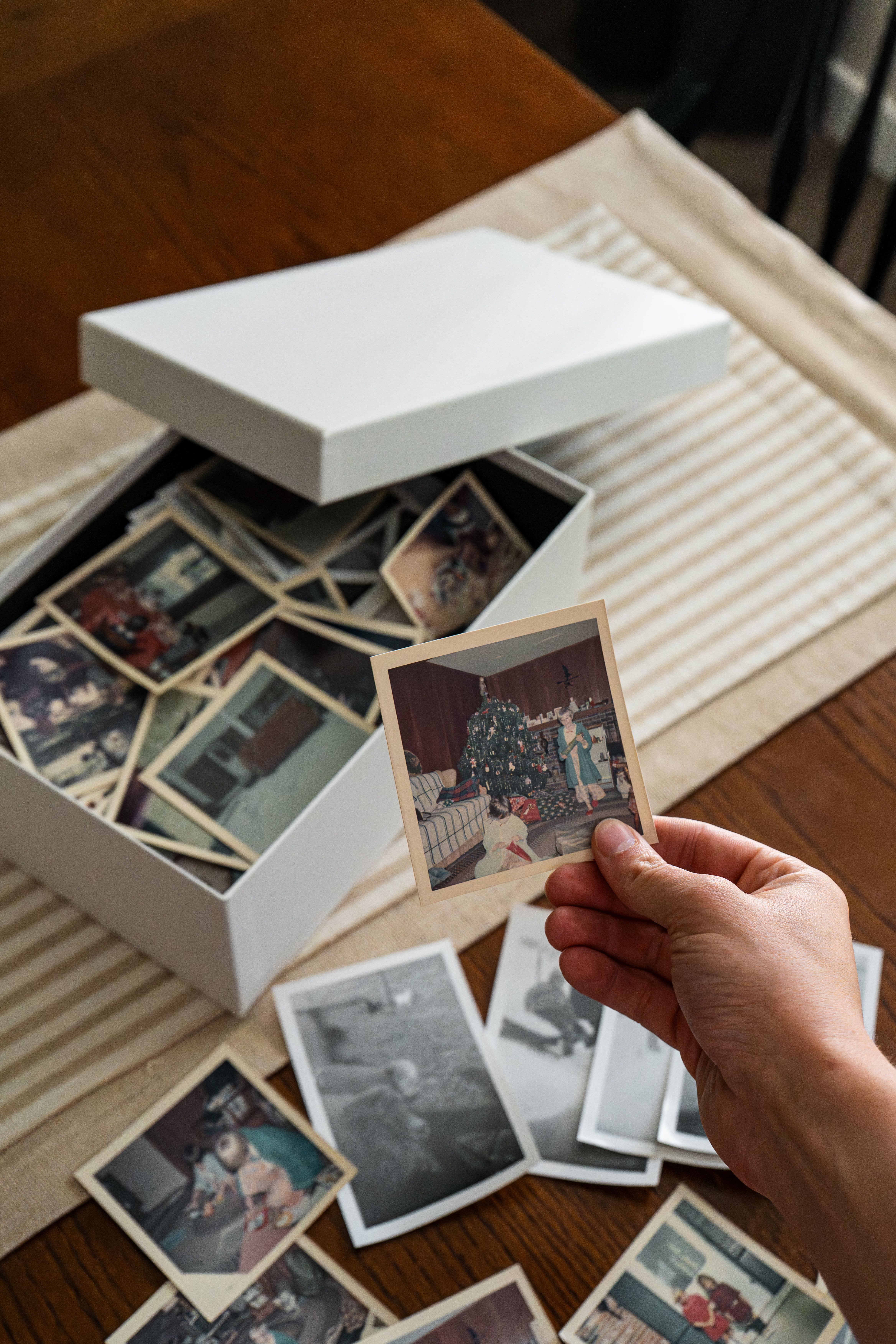 A box of old photographs | Source: Pexels