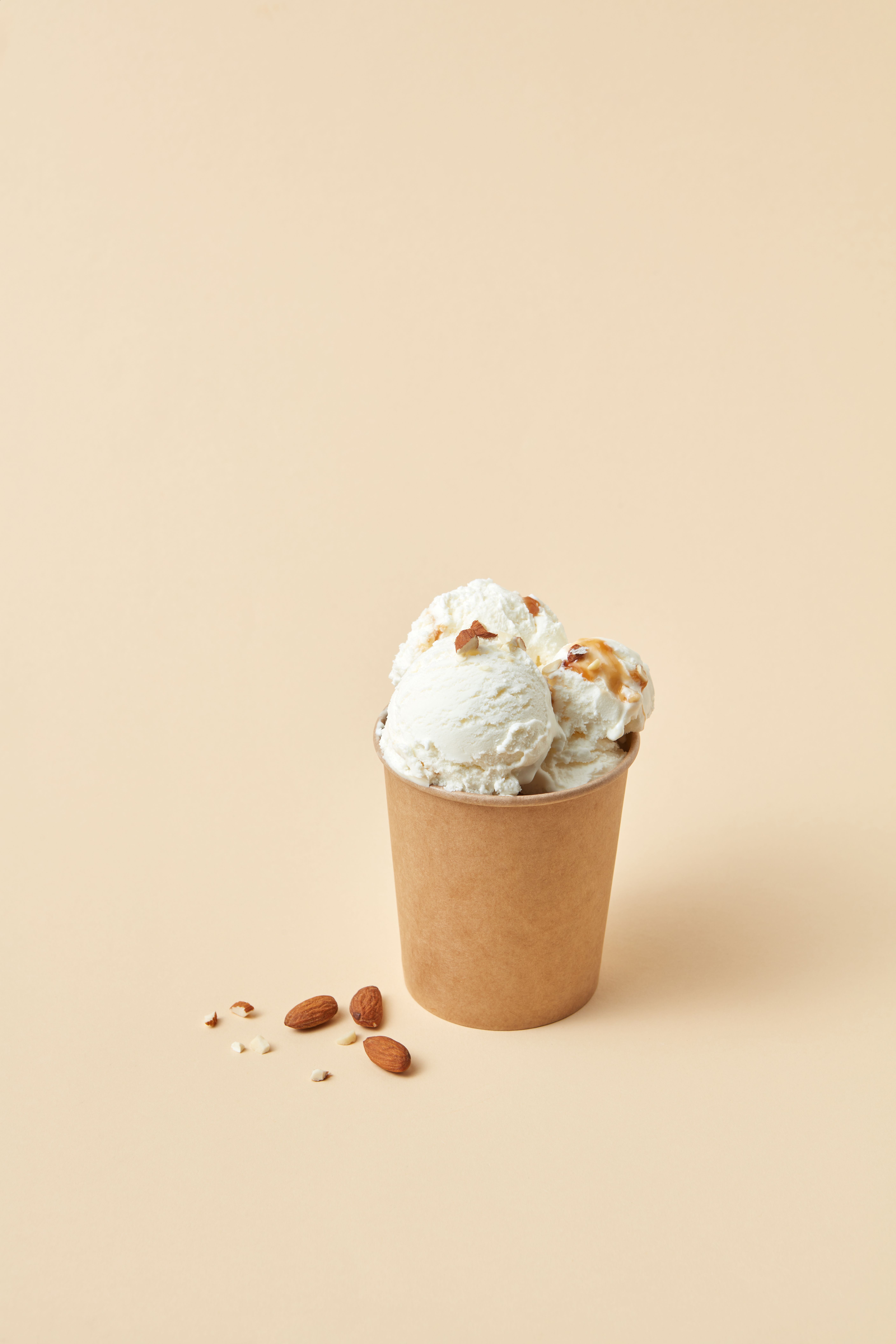 Vanilla ice cream with pieces of almonds | Source: Pexels