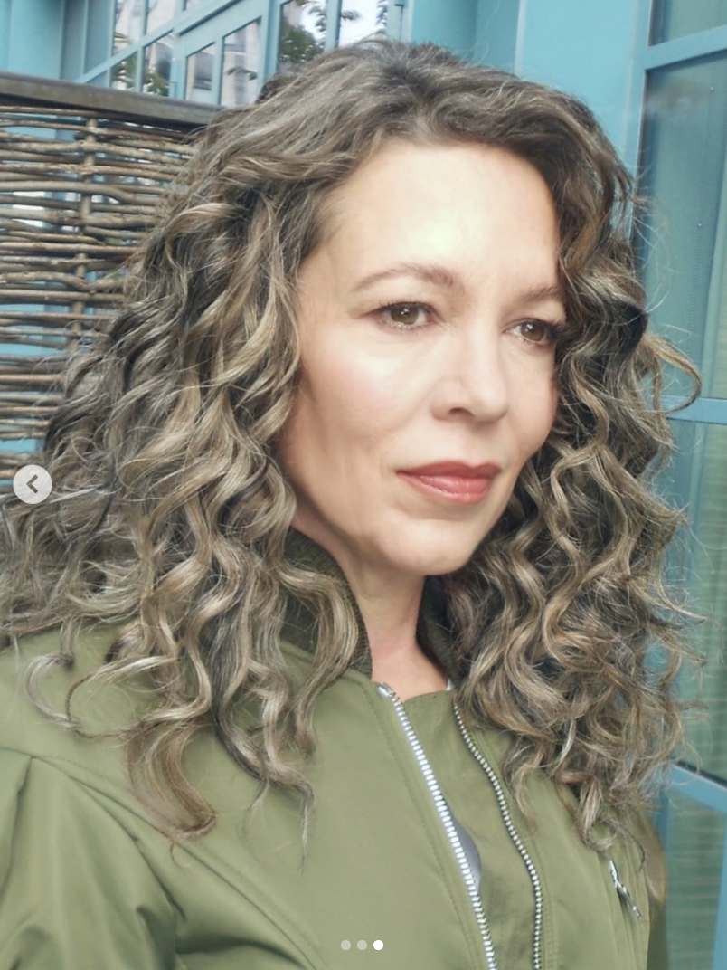 Olivia Colman fashioning hair styled by Clayton Hawkins | Source: instagram/claytonhawkins