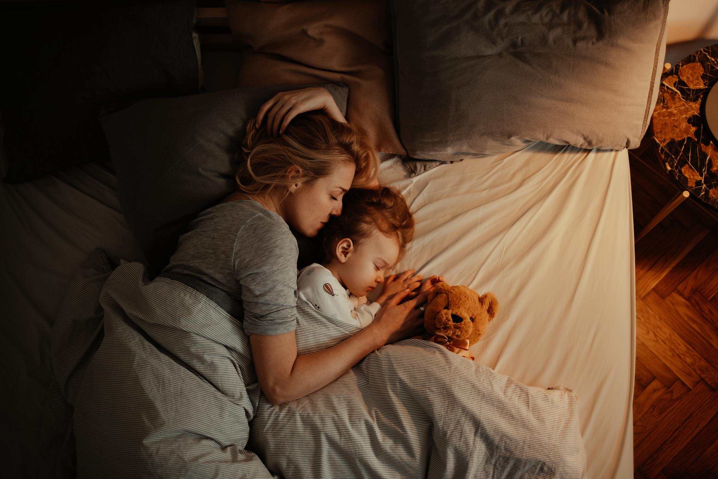 A mother and her toddler sleeping peacefully together | Source: Getty Images