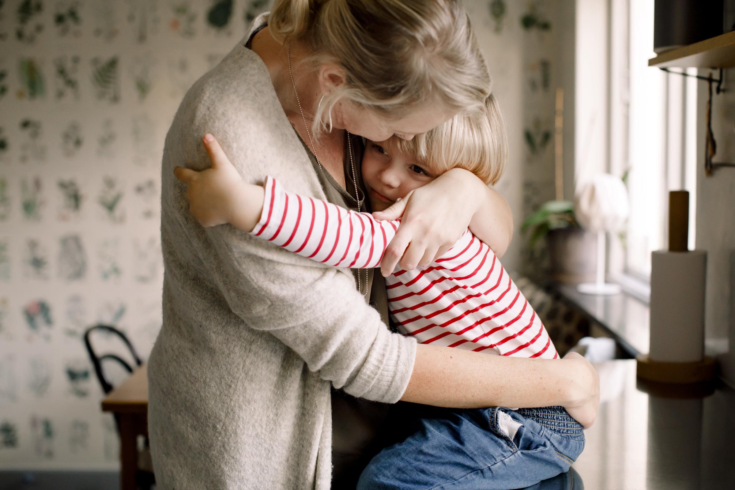 A mom and daughter embracing | Source: Getty Images