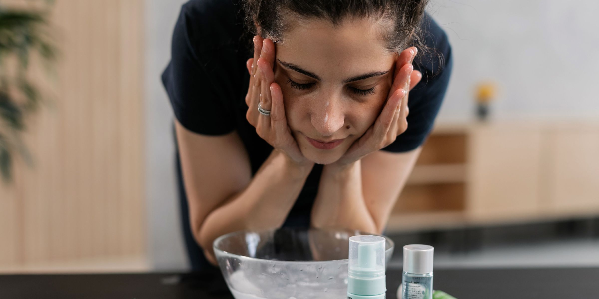 Woman cleansing her face | Source: Pexels