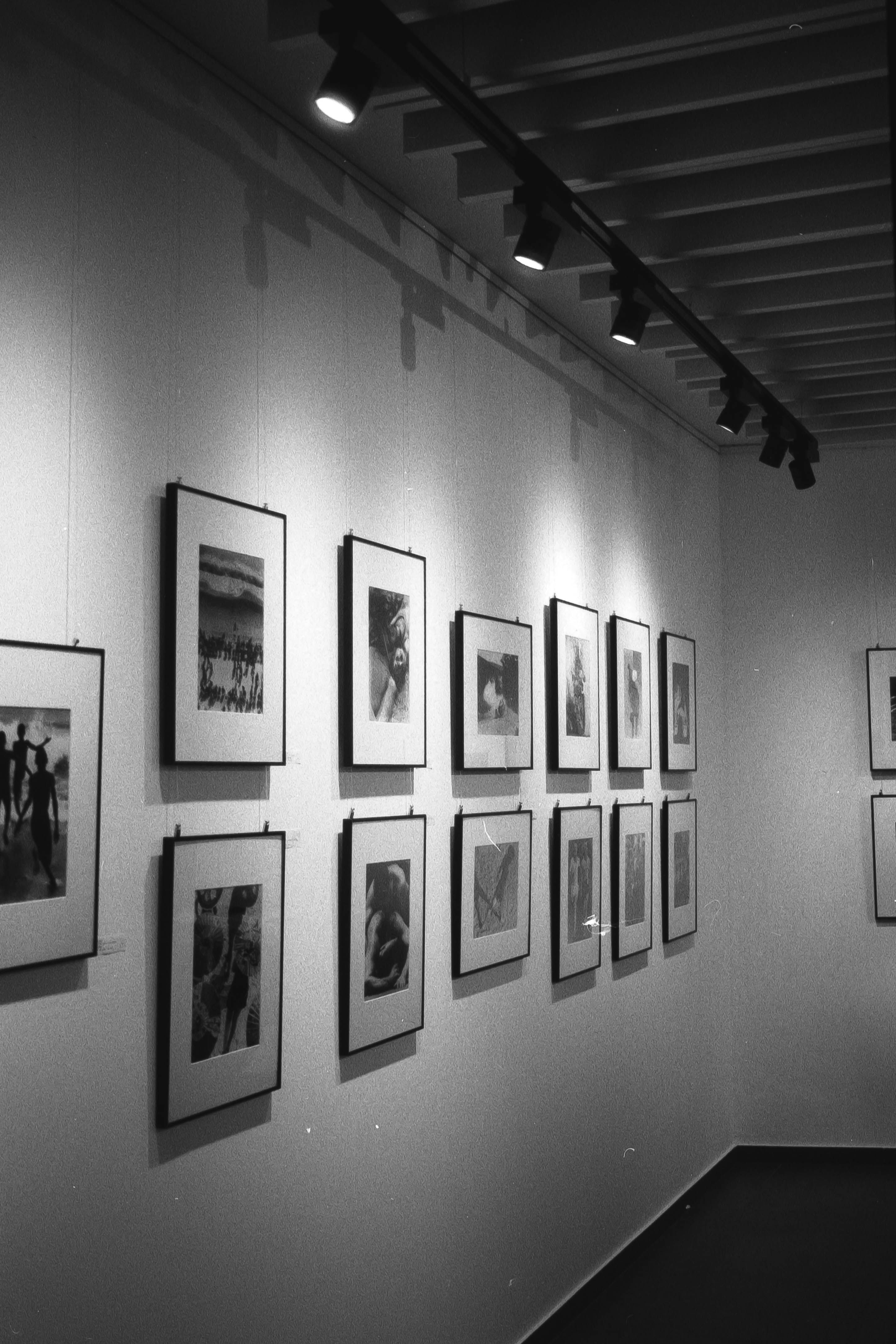 A wall of framed black and white photos | Source: Pexels