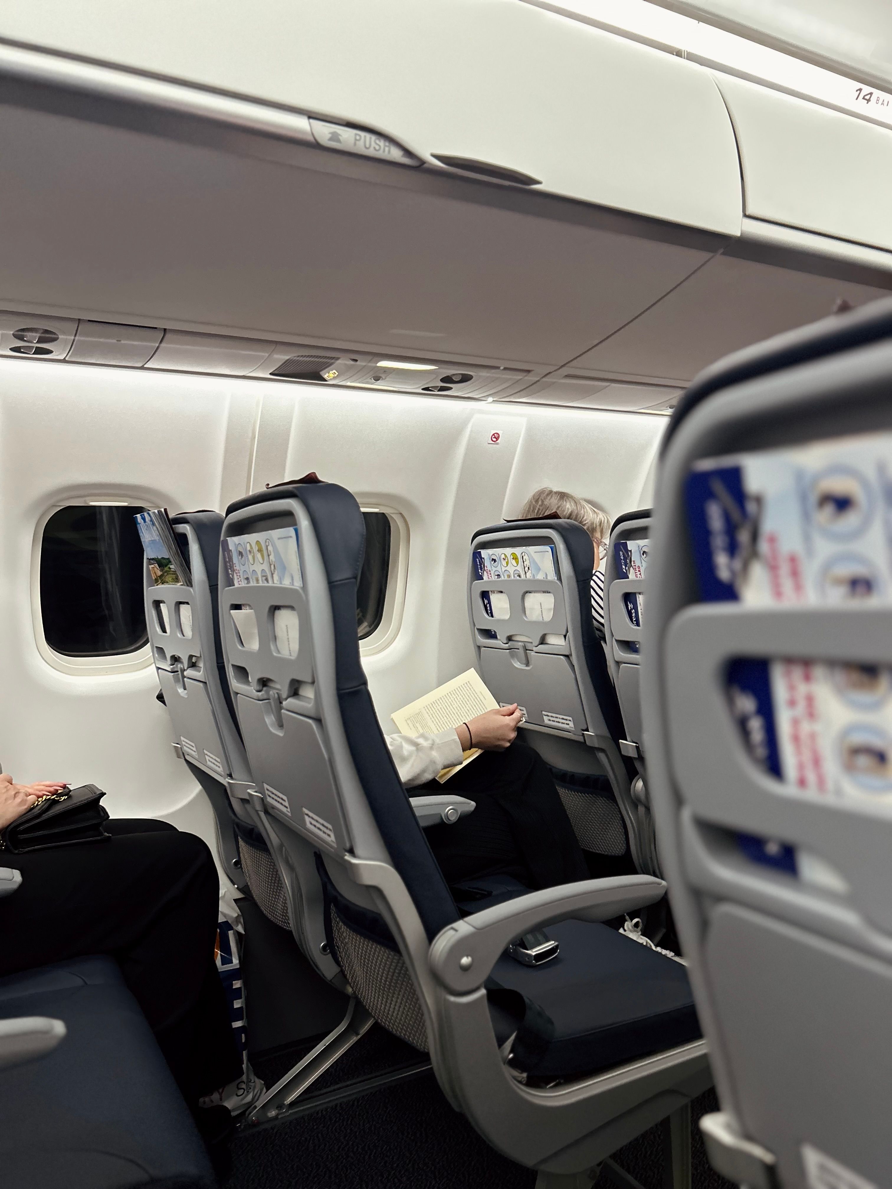 The economy seats on a commercial airplane | Source: Pexels