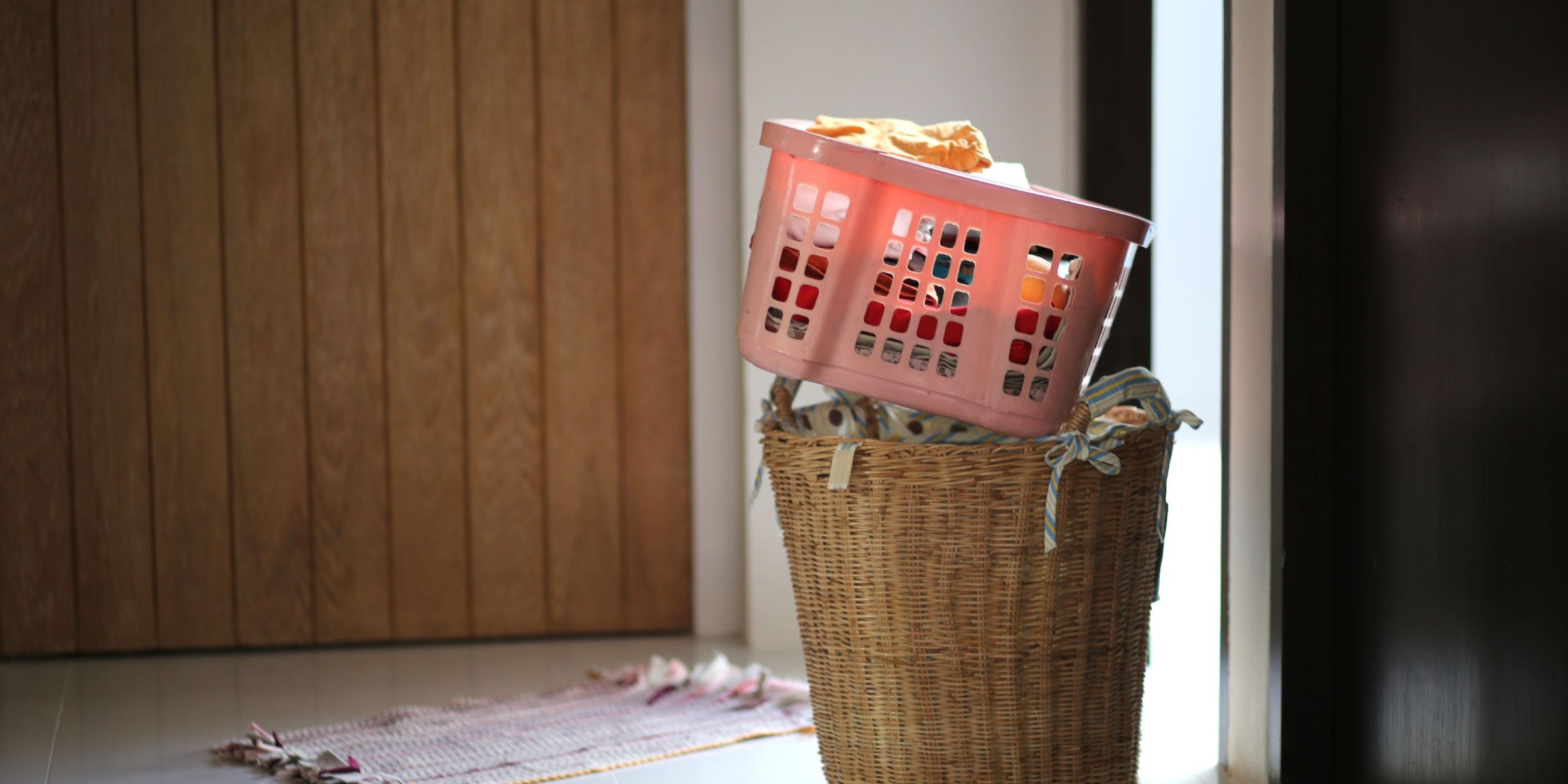A basket of clutter by the door | Source: Pexels