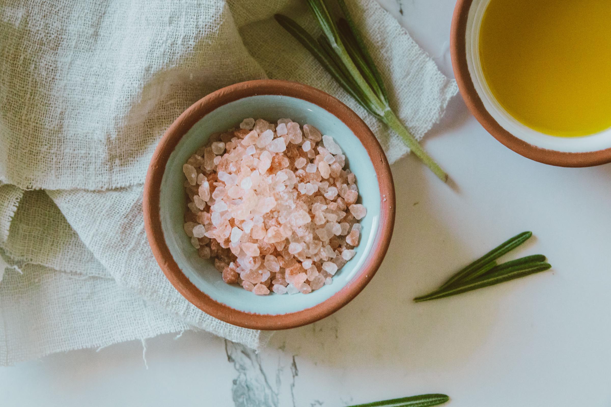 Pink Himalayan salt displayed in a small bowl | Source: Pexels
