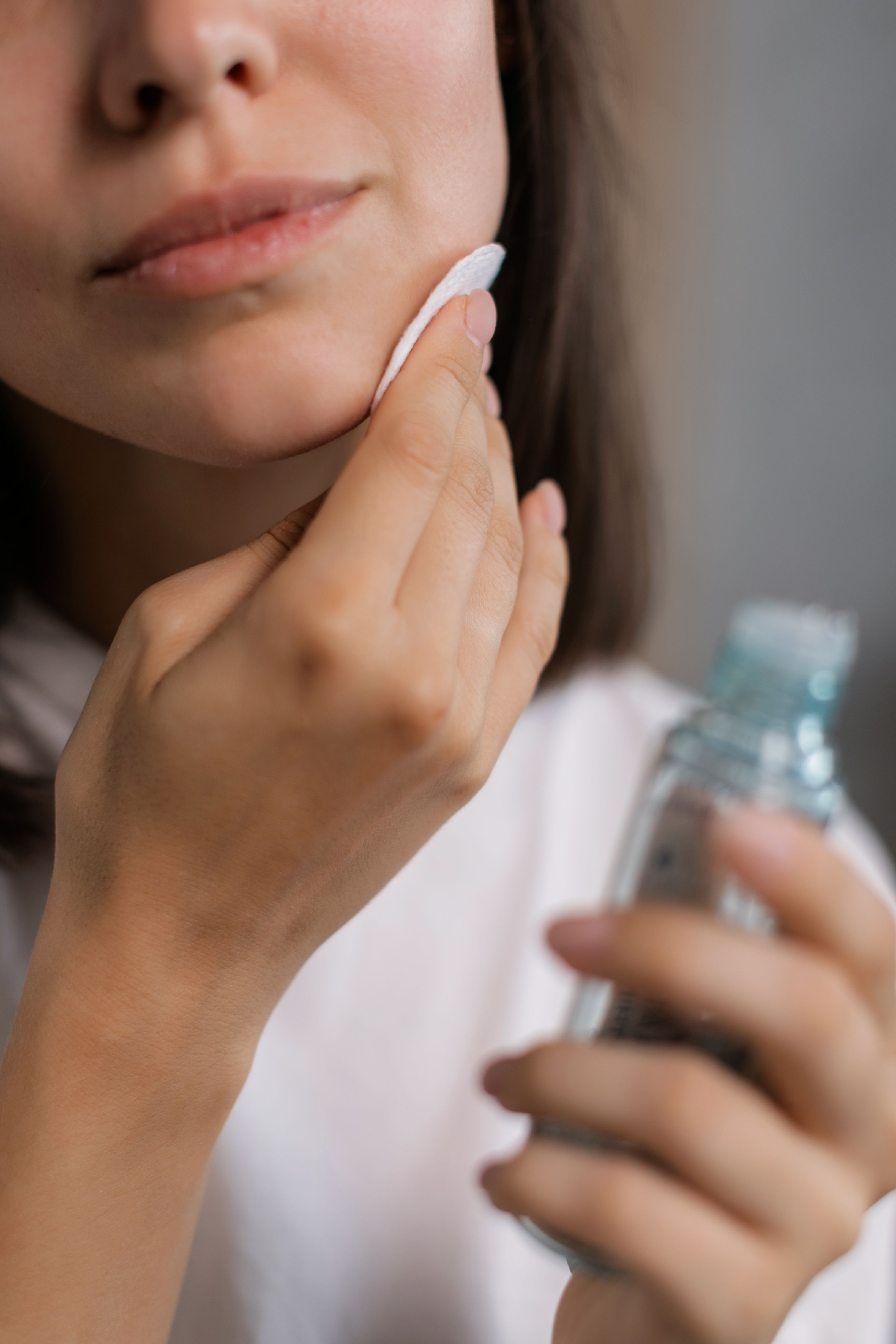 Woman cleaning her jawline | Source: Pexels