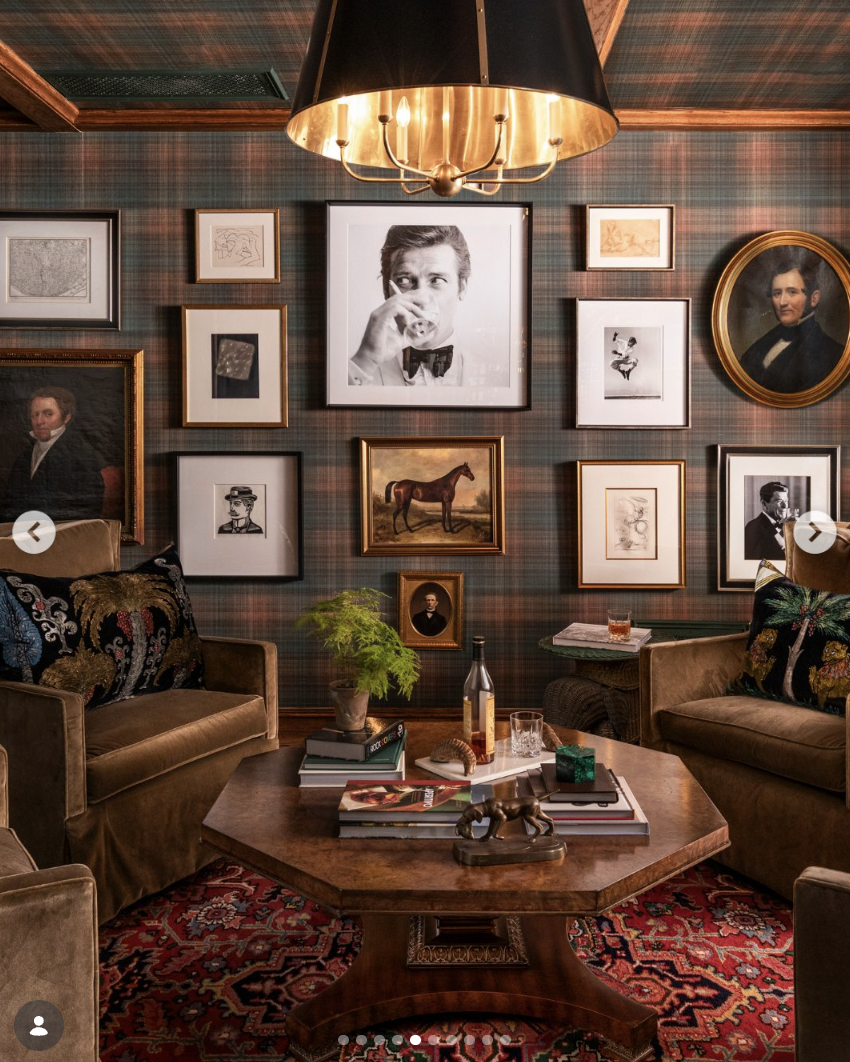 Photos with wide matting on the wall of a living room | Source: instagram/housebeautiful