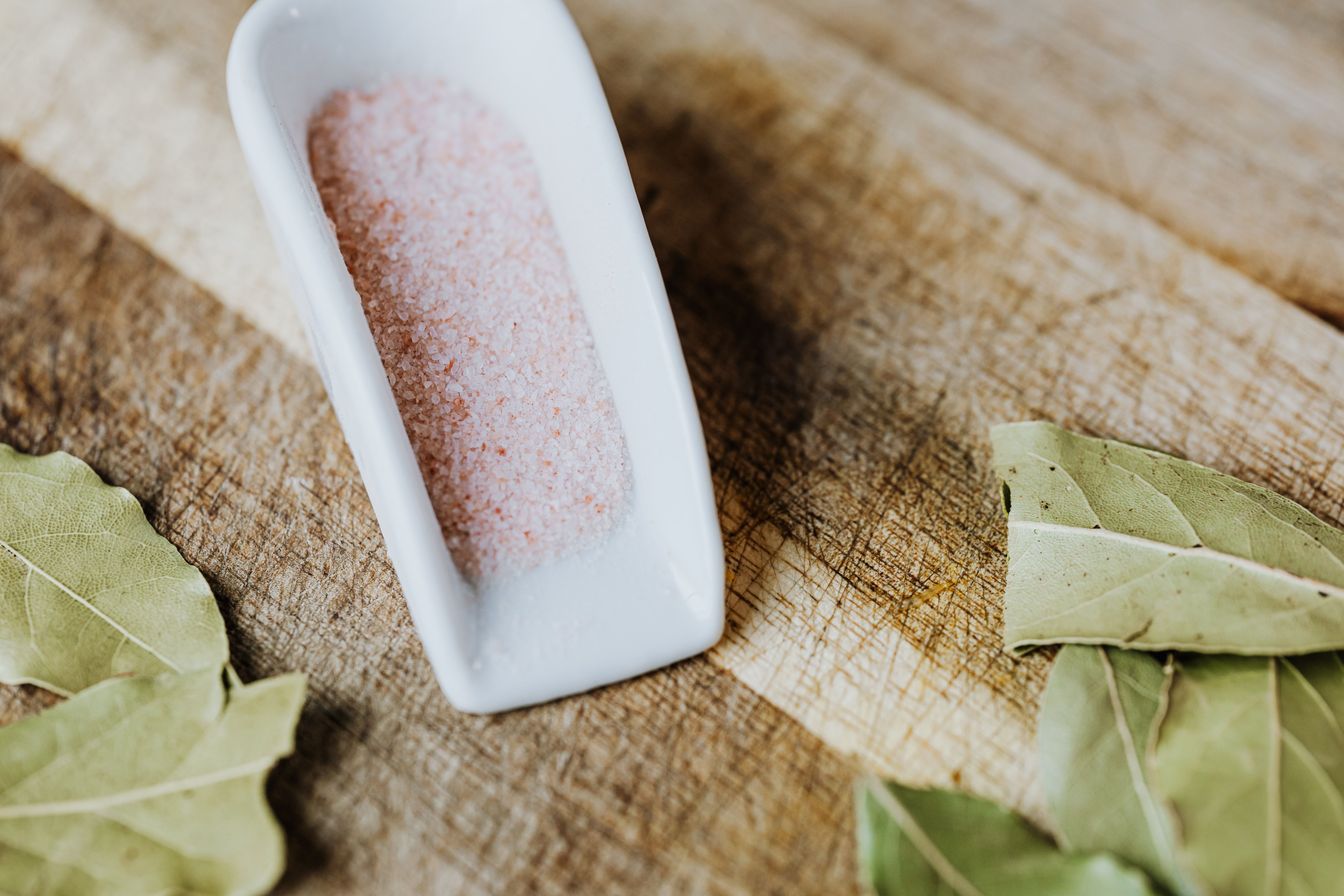 Pink Himalayan salt in a scooper | Source: Pexels