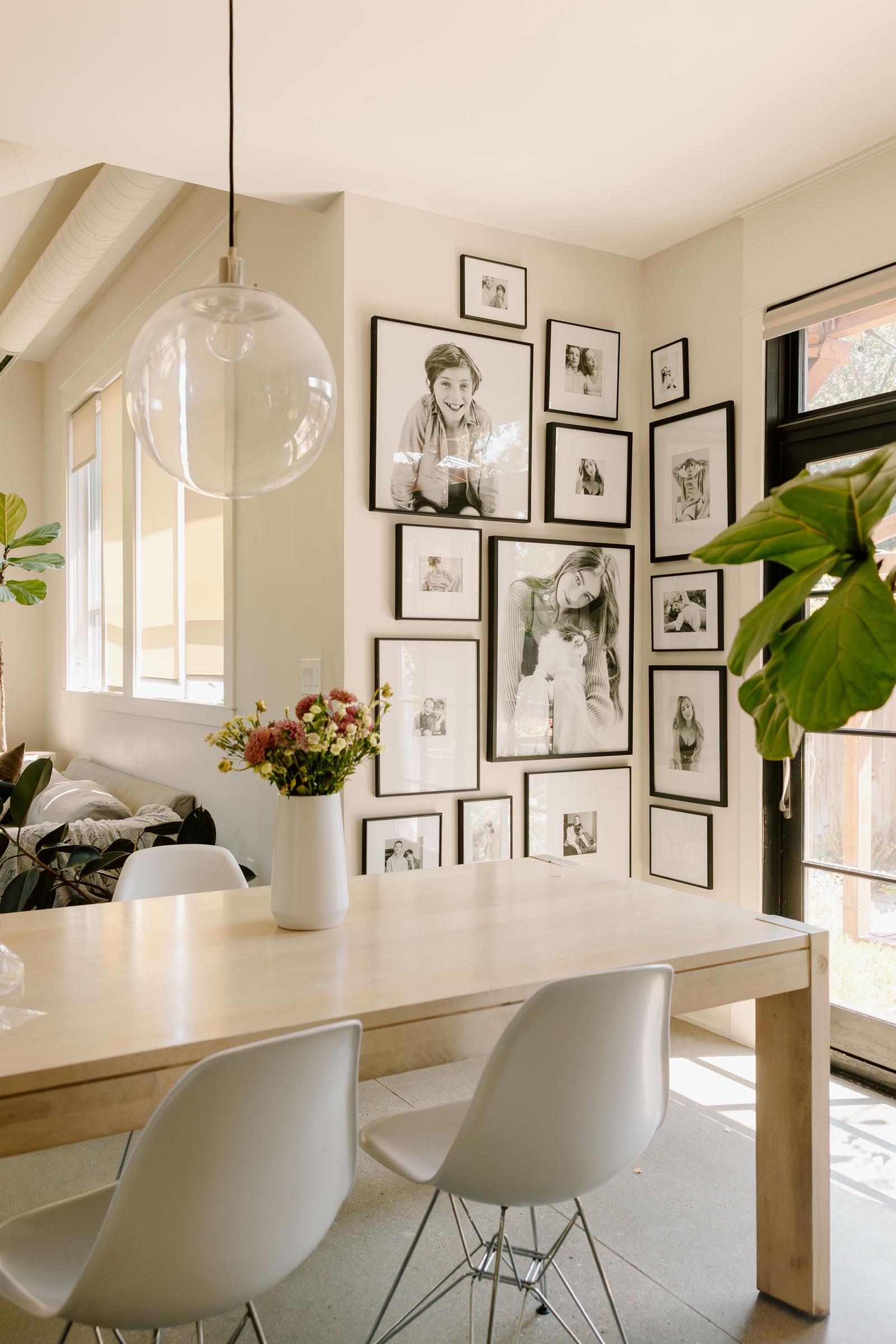 A dining room with gallery wall decor | Source: Getty Images